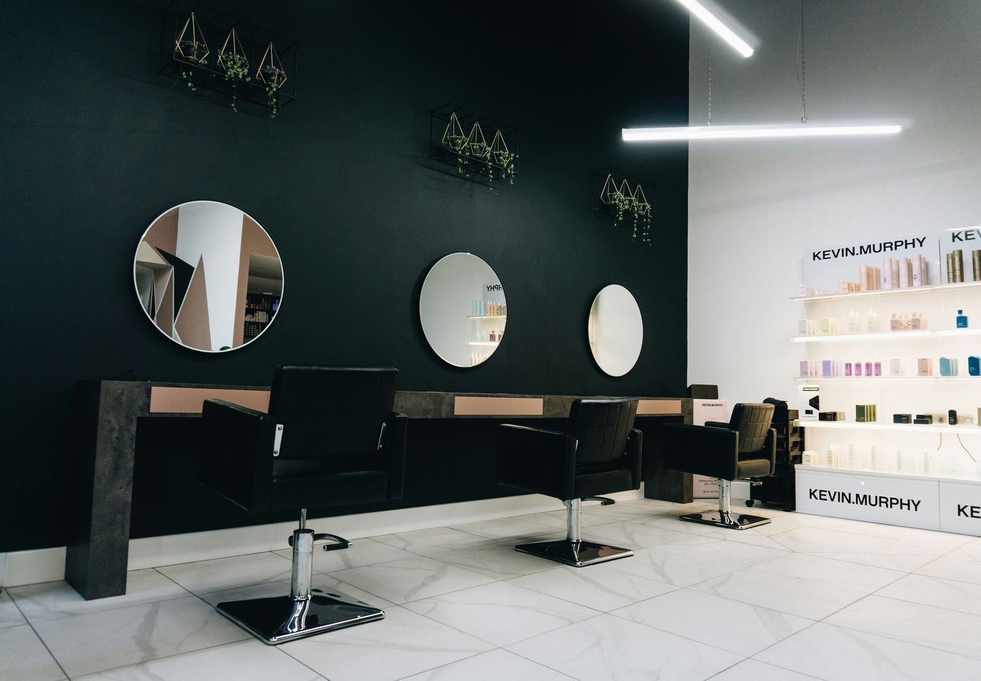 Modernes Coiffeursalon-Interieur mit Spiegeln und Sitzplätzen