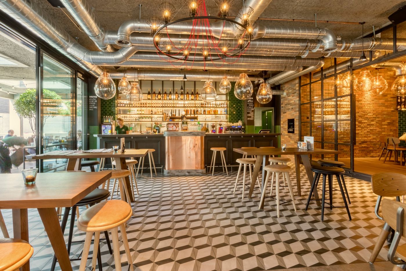 Stilvolles Restaurant-Interieur mit warmer Beleuchtung